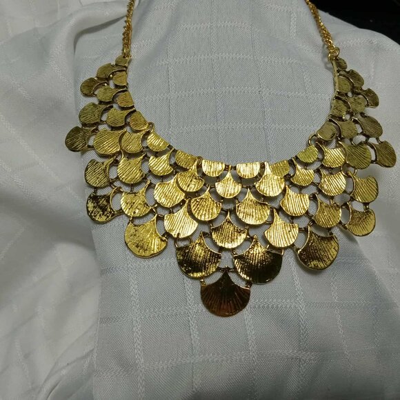 Gold-colored Genko leaf necklace - Picture 2 of 6